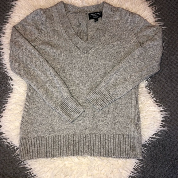 BANANA REPUBLIC Filpucci Merino Cashmere Blend V-Neck Back Buttons Sweater - Picture 2 of 9